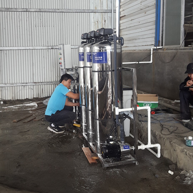 南甯平果縣2噸反滲透純淨水設備安裝現場